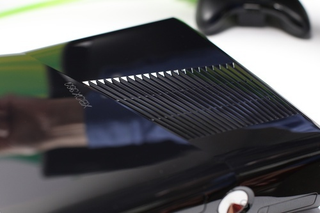 Illustration for article titled The New Xbox 360 in Person: So Glossy It Hurts